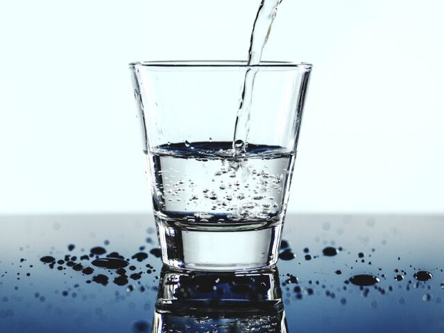 beber água junto com álcool