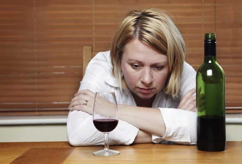 mulher bebendo vinho como parar