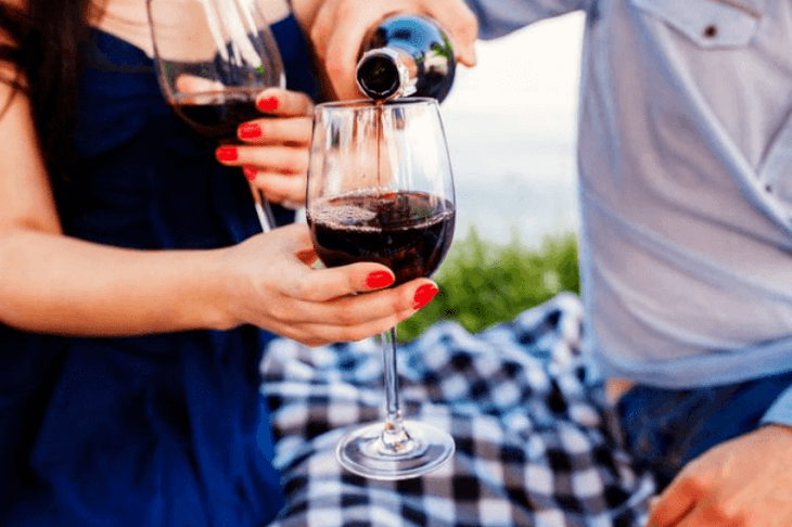 Vinho é a melhor bebida alcoólica para uma noite agradável antes do sexo